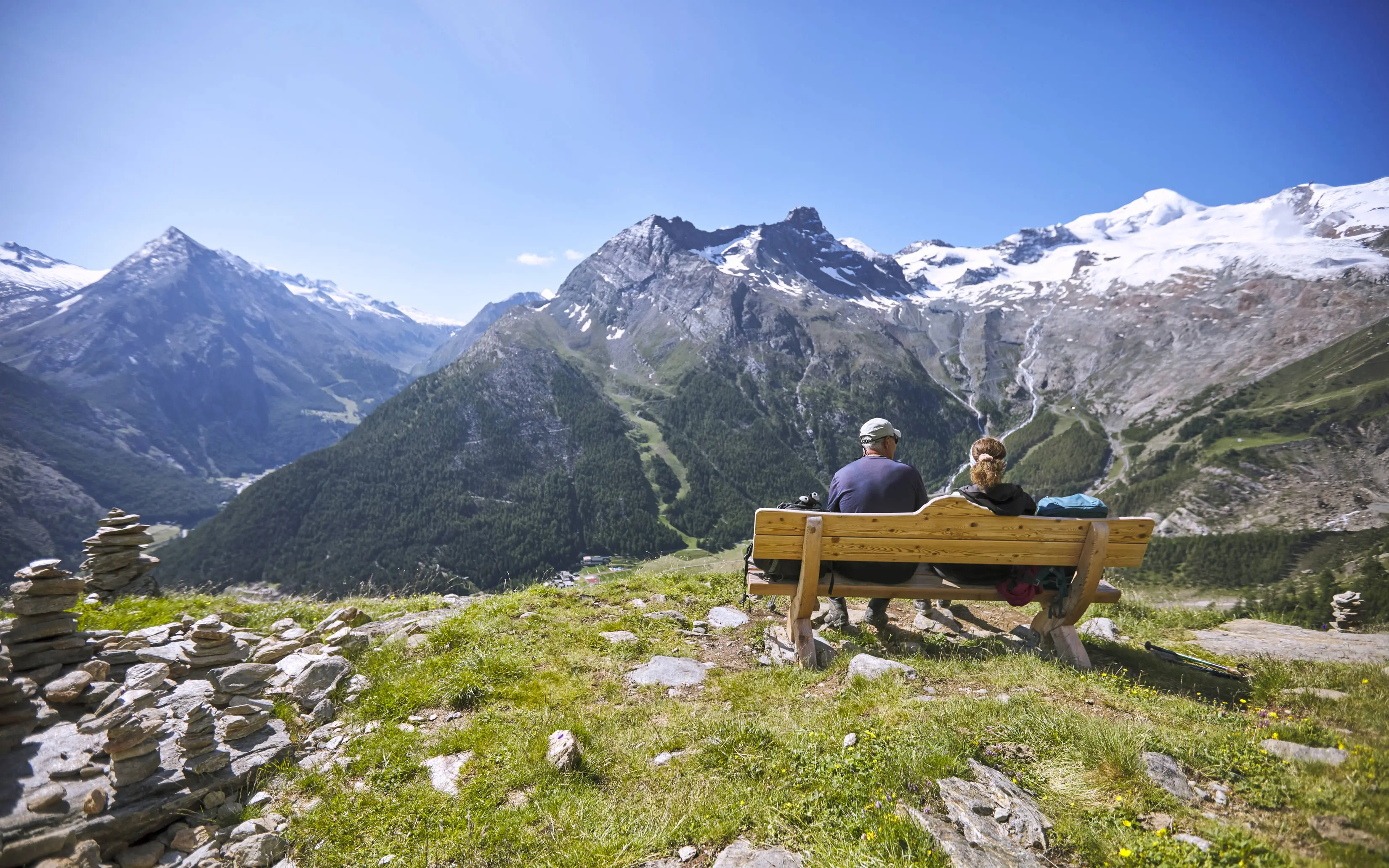 Des randonneurs qui apprécient la vue sur Saas-Fee