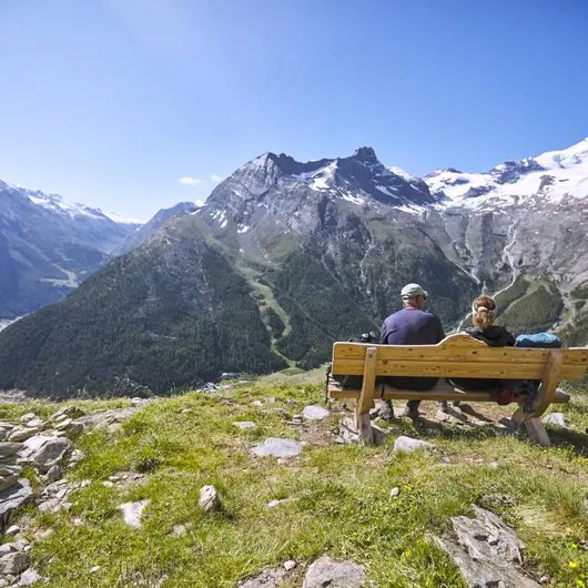 2 Personen auf einer Bank in den Bergen von Saas-Fee