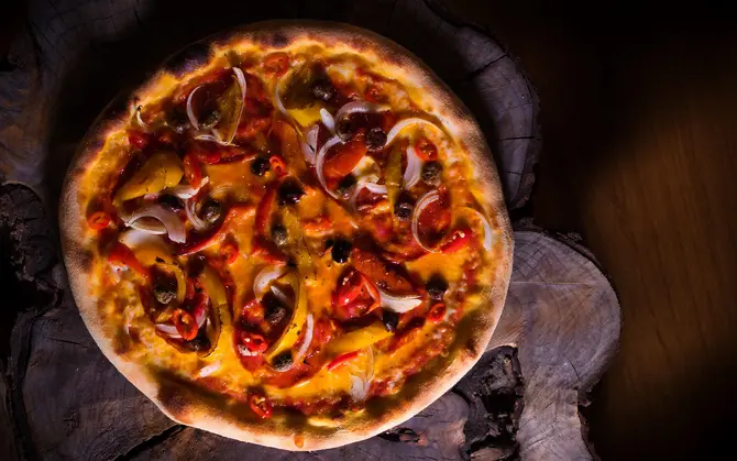 Pizza "Diavola" spicy salami, chilli, onion and peppers