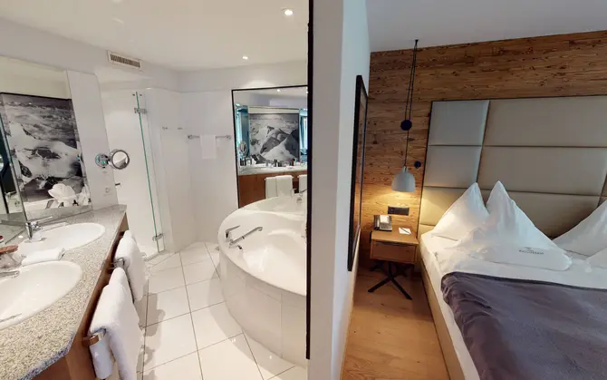 Vue avec baingoire et douche dans une chambre double Superior au Walliserhof Grand-Hotel & Spa, Saas Fee