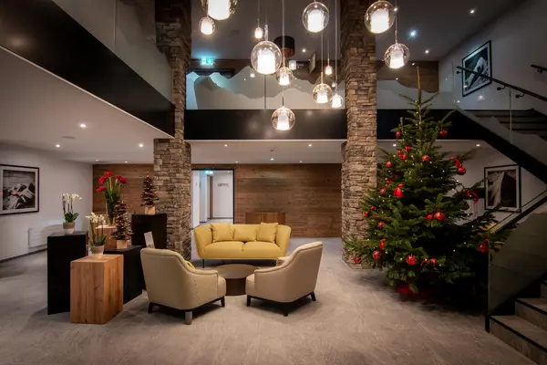 Lobby und Atmosphäre im Walliserhof Saas-Fee