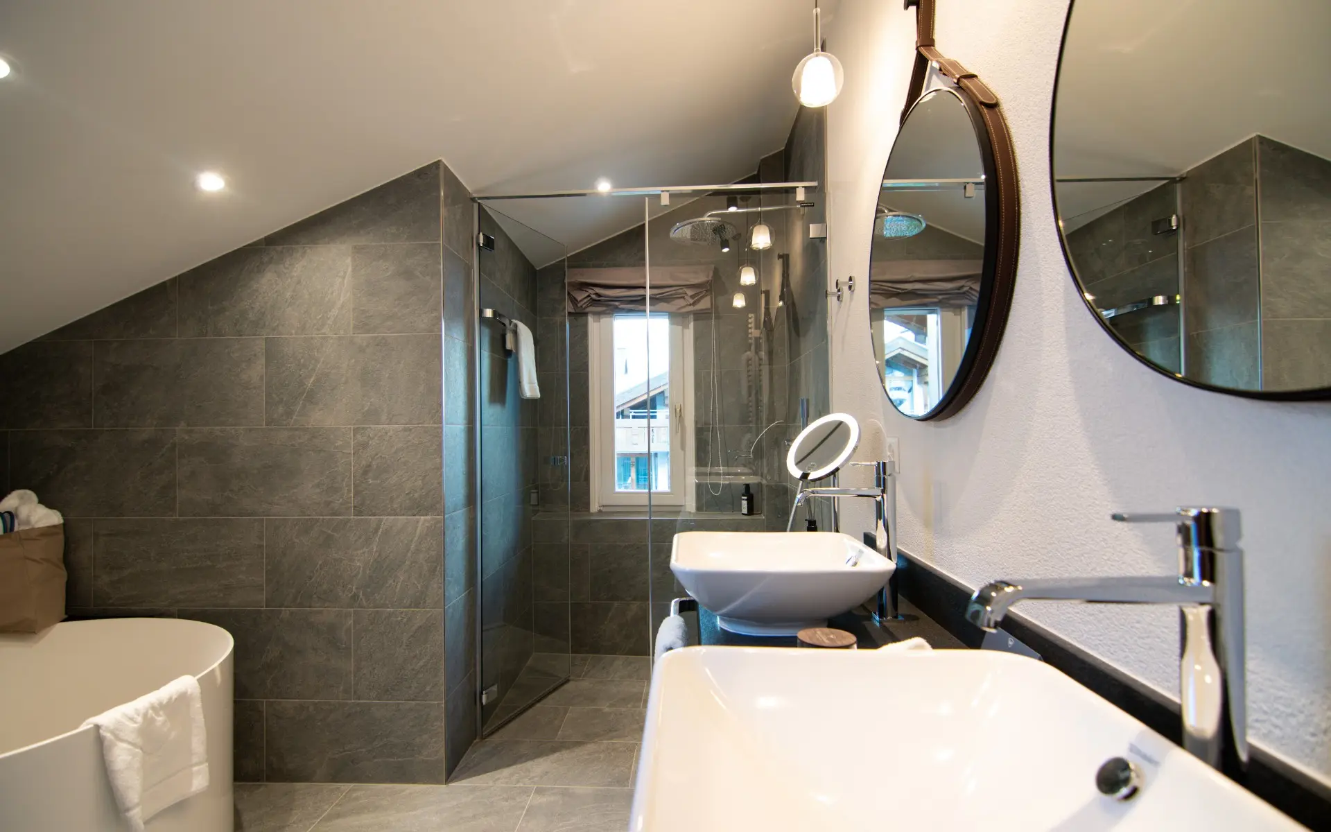 ttika Suite mit Badewanne und Dusche im Walliserhof Grand-Hotel & Spa, Saas-Fee