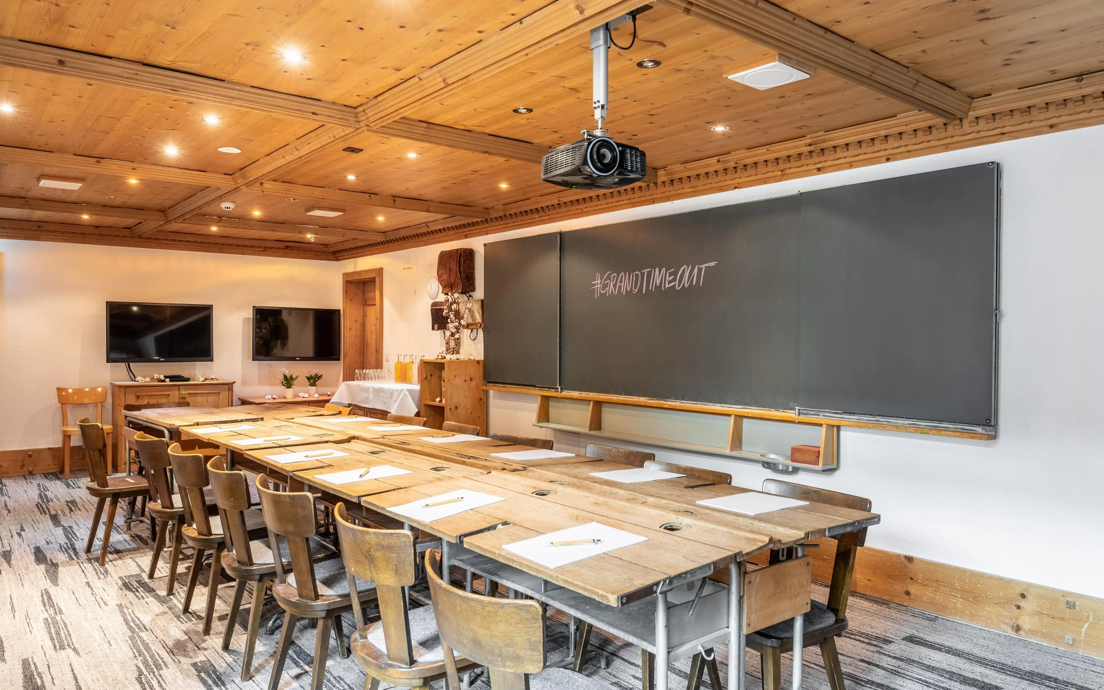 Schulzimmer mit Beamer