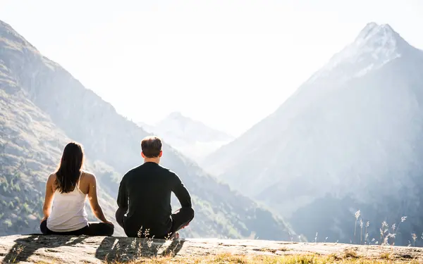 2 Menschen mit Blick auf das Almagellerhorn