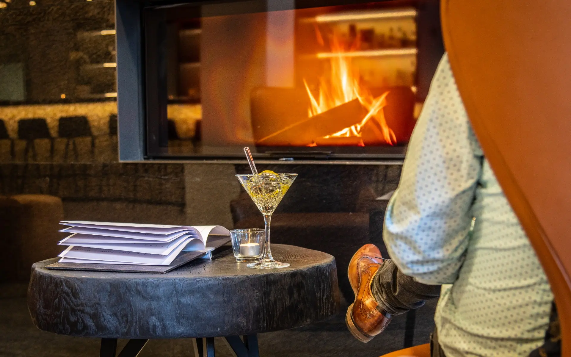 Es ist Zeit, sich am Kamin unserer Bar zu entspannen