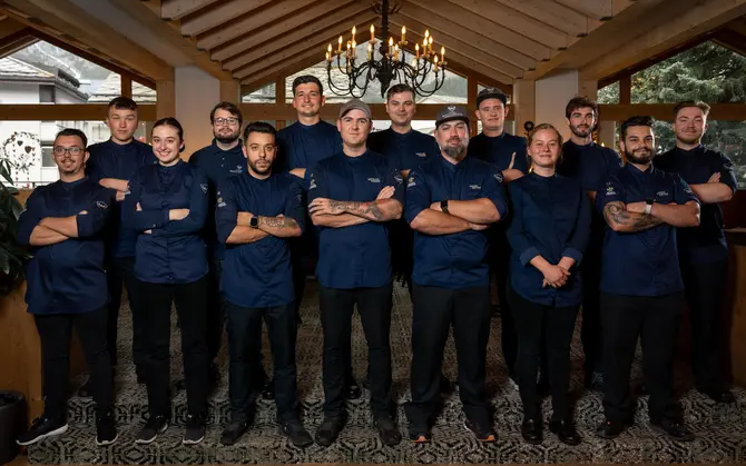 La brigade de cuisine avec le Chef Michael Wirkes au milieu de sa brigade