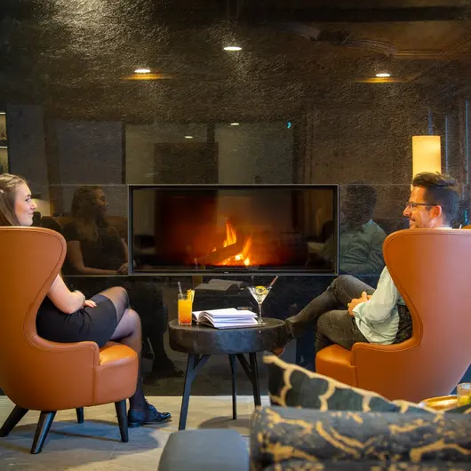 Zwei Personen vor dem Kamin