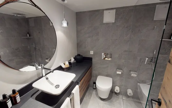 Salle de douche dans une chambre double standard au Walliserhof Grand-Hotel & Spa, Saas-Fee