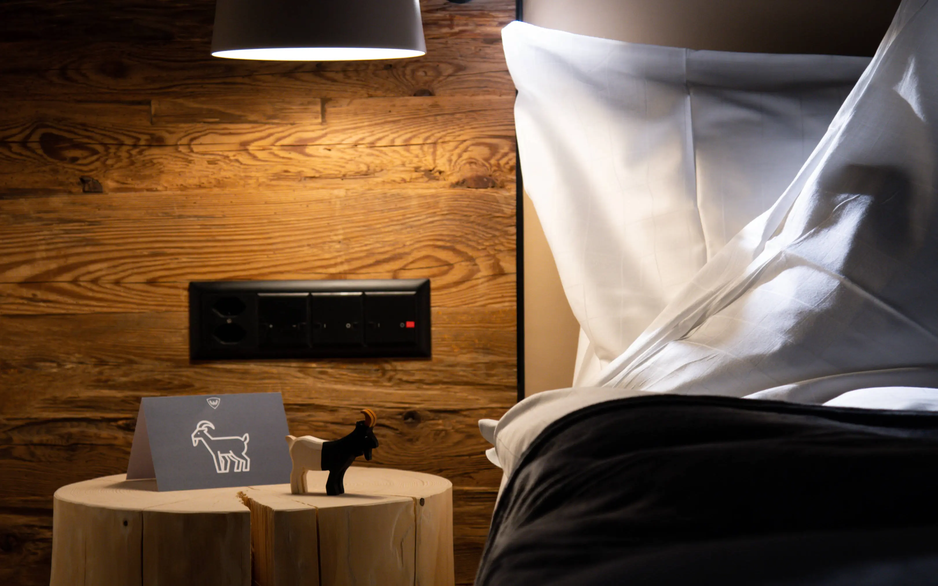 Nachttischlampe mit traditioneller Schweizer Holzfigur "Trauffer"