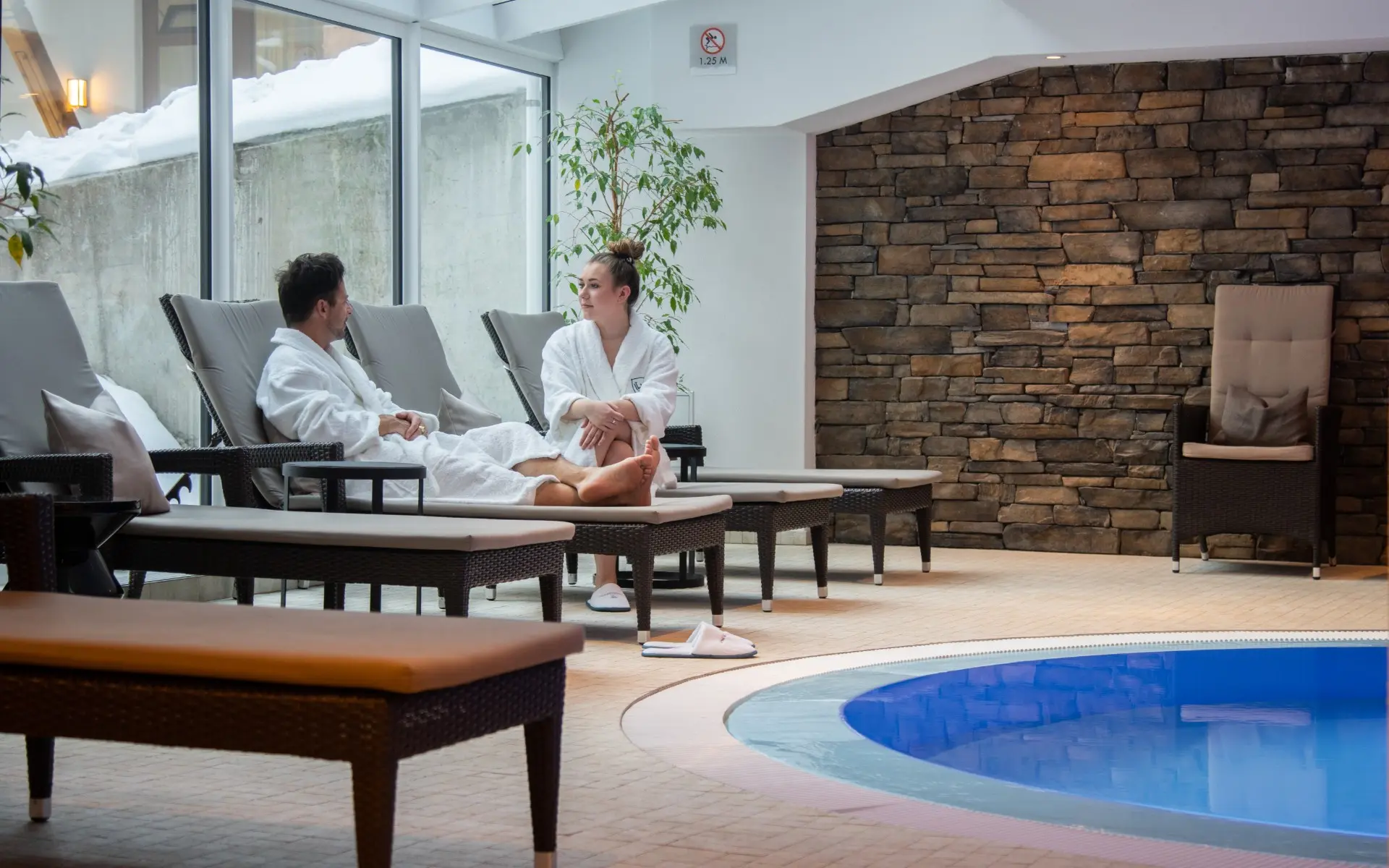 am Rand des Schwimmbads