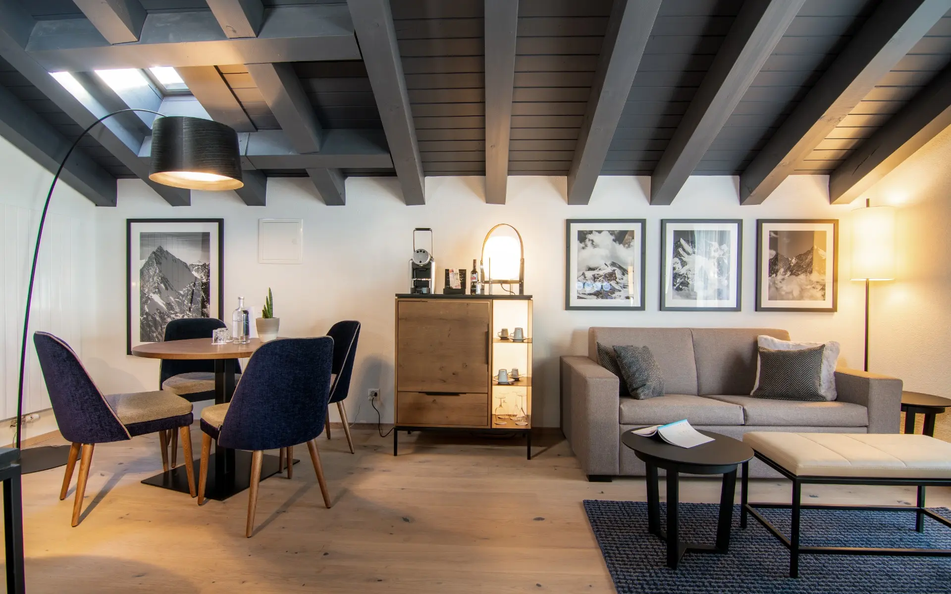 Attika Suite mit gemütliche Sitzecke mit Esstisch im Walliserhof Grand-Hotel & Spa, Saas Fee