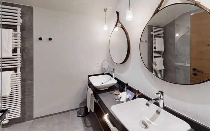 Unser Badezimmer in einem Deluxe-Zimmer Walliserhof Grand-Hotel & Spa, Saas Fee