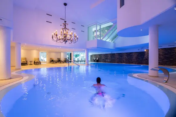 Grand-Spa im Walliserhof Saas-Fee mit Pool und Ruhebereich