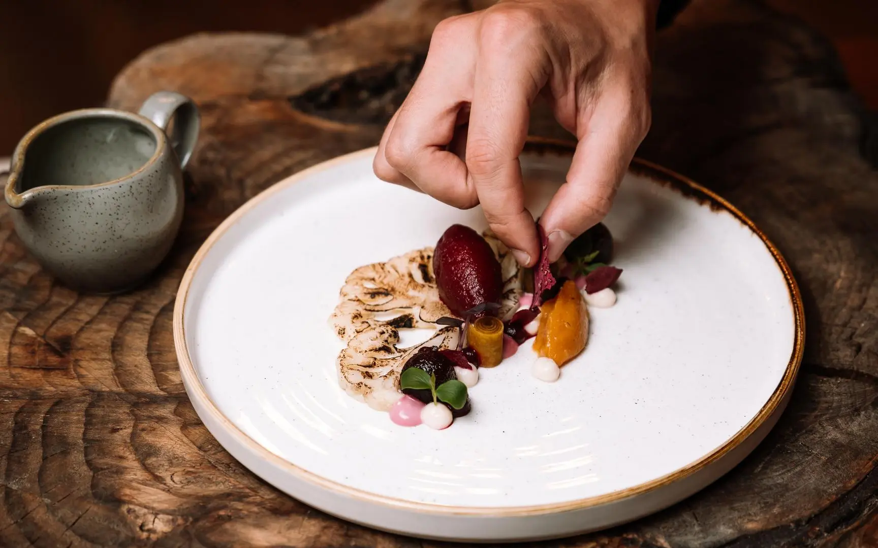 Préparation d'une entrée au restaurant gastronomique Cäsar Ritz