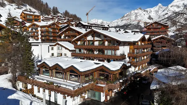 Lobby und Grand Hotel Atmosphäre im Walliserhof Saas-Fee