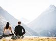 2 Menschen mit Blick auf das Almagellerhorn