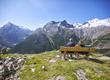 Deux personnes sur un banc dans les montagnes de Saas-Fee